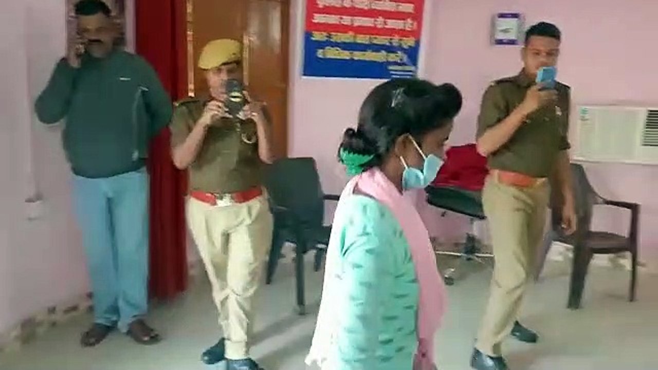 विश्व बाल दिवस पर थाना बीकापुर में मंजू शर्मा, थाना महाराजगंज में अर्पिता सिंह बनी 1 दिन की थानेदार