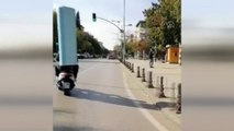 GAZİANTEP - Motosiklet üzerinde 2 metrelik silindiri başına geçirerek taşıdı