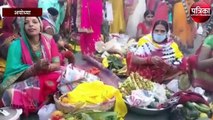 अयोध्या में छटोत्सव पर भगवान सूर्यदेव को अर्ध्य देने सरयू तट पहुंची महिलाएं