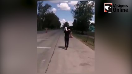 Santiago del Estero le negaron la entrada a la provincia y caminó 5 kilómetros con su hija enferma en brazos