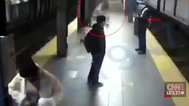 ABD'de tren bekleyen yolcu kadını raylara itti | Video