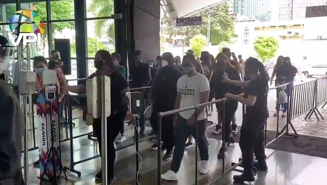 Ciudadanos en Caracas asisten a los centros comerciales para disfrutar del Black Friday