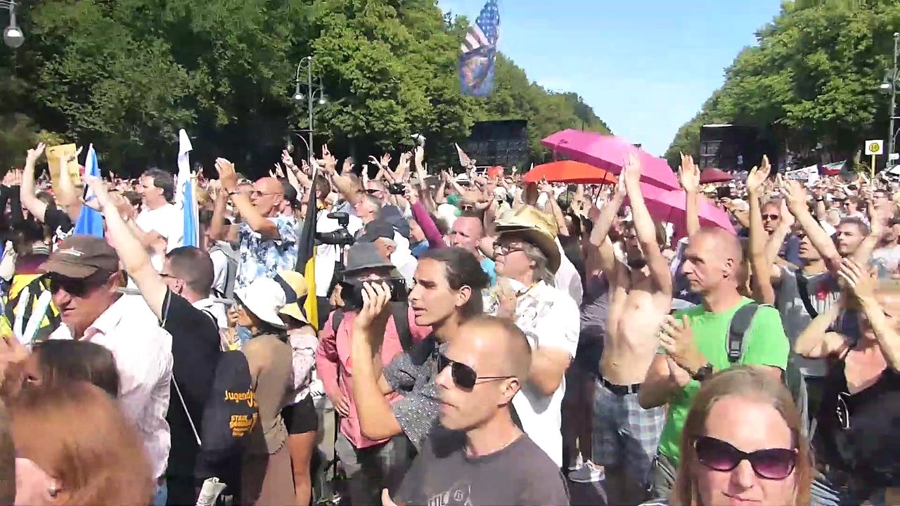 Tag der Freiheit: 'Schließt euch an!' Kundgebung. Polizei reagiert unterschiedlich. (Vor Ort,Teil 2)
