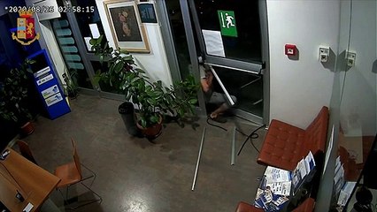 Скачать видео: Roma - Furti nei locali di Monteverde due arresti (20.11.20)