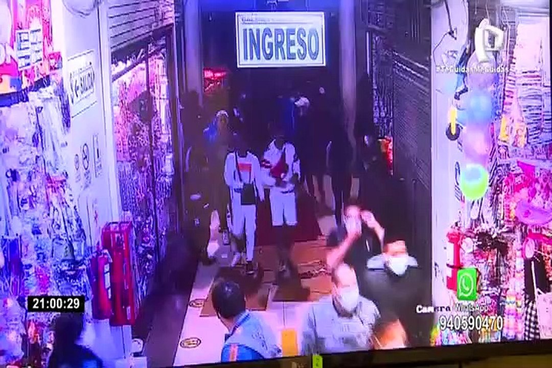 Mesa Redonda: Captan brutal golpiza a vigilantes que no permitieron ingreso de ambulantes