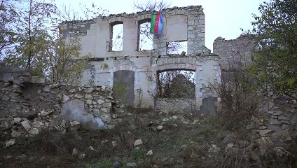 Dal fronte azero, la bandiera dell'Azerbaigian sulla città di Fizuli