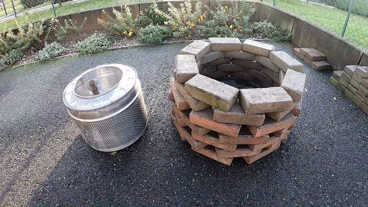 Brasero avec des briques et un tambour de machine à laver