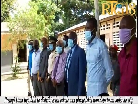 Premyè Dam Repiblik la distribiye kit eskolè nan plizyè lekòl nan depatman Sidès ak Nip.