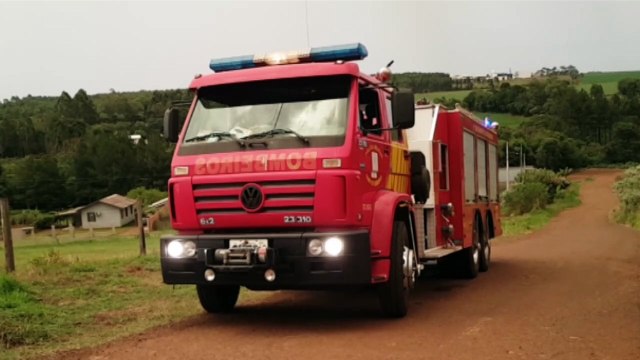 Cachorro cai em bueiro na Avenida das Pombas e Bombeiros são acionados para resgate