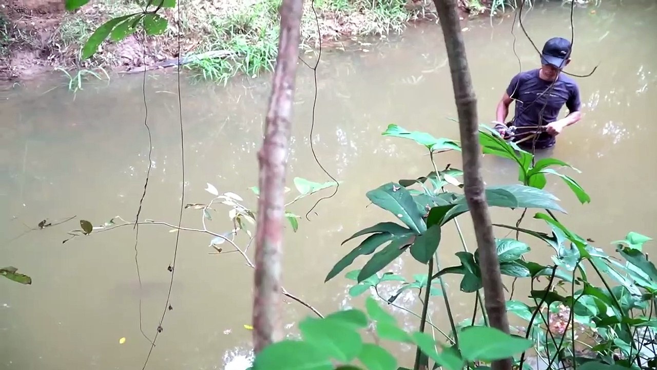 How To Make Powerful Slingshot From Motorcycle Chain _ Amazing Man Shooting Huge