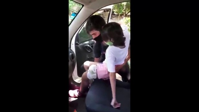 Padre camina cinco kilómetros con hija enferma en brazos