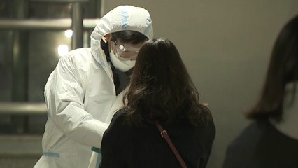 나흘째 신규 확진 300명대...방역 당국 "3차 유행 진행 중" / YTN