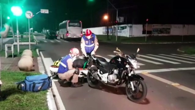 Após pneu estourar, motorista perde controle e atinge motociclista parado em semáforo