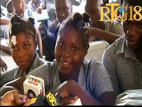 Premyè Dam Martine Moïse distribye kit eskolè ak soulye bay elèv nan plizyè lekòl nan depatman Sid