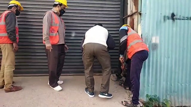 नाबालिग का सर कमोड में डालकर चर्चा में आए गुंडे शेख मुख्तियार के निगम ने तोड़े अवैध निर्माण