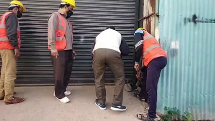 नाबालिग का सर कमोड में डालकर चर्चा में आए गुंडे शेख मुख्तियार के निगम ने तोड़े अवैध निर्माण