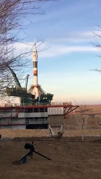 Un homme assiste de très près  lancement au d'une navette  Soyouz