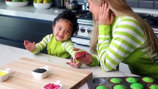 Kylie Jenner_ Grinch Cupcakes with Stormi