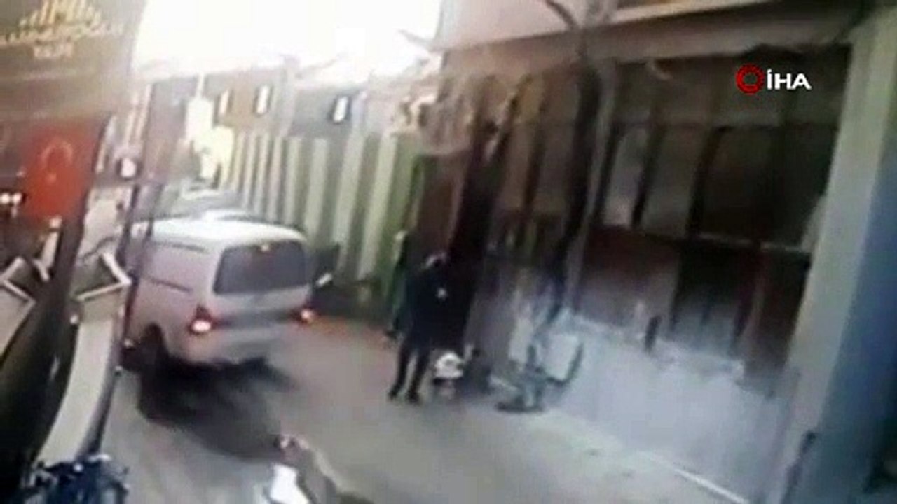 Görünmez kaza... Minibüs çarptı, hiç bir şey olmamış gibi ayağa kalktı