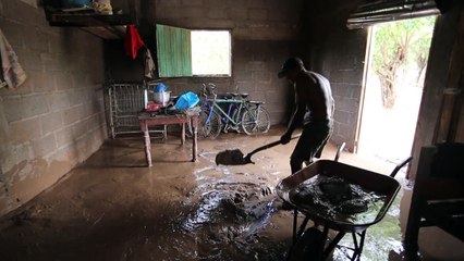 Aufräumen nach Durchzug von Hurrikan "Iota"