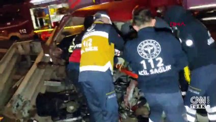 Bariyerlere çarpan minibüsteki 7 kişi yaralandı | Video