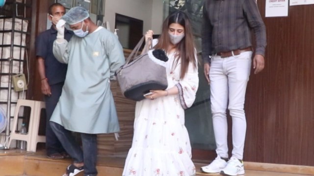 Kriti Sanon's sister Nupur Sanon Snapped at Pet Clinic Bandra | FilmiBeat