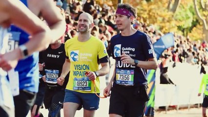 رجل كفيف يركض 5 كيلومترات وحيداً بمساعدة تطبيق على هاتفه