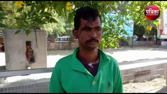 VIDEO : पाली : गांव में बदमाशों ने पीटा, रोते हुए कलक्ट्रेट पहुंचे परिवार ने दिया धरना