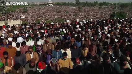 Pakistan: Covid-19 yasaklarına rağmen Rizvi'nin cenazesine on binlerce kişi katıldı
