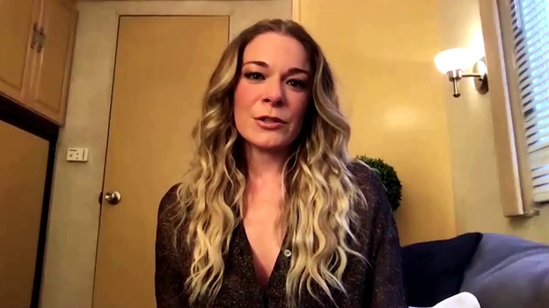 ⁣Country singer LeAnn Rimes turns to chants