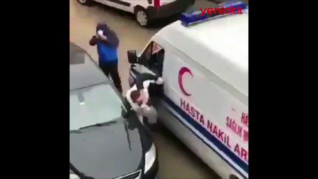 Hastaya yetişmeye çalışan ambulans sürücüsü hastanelik oldu