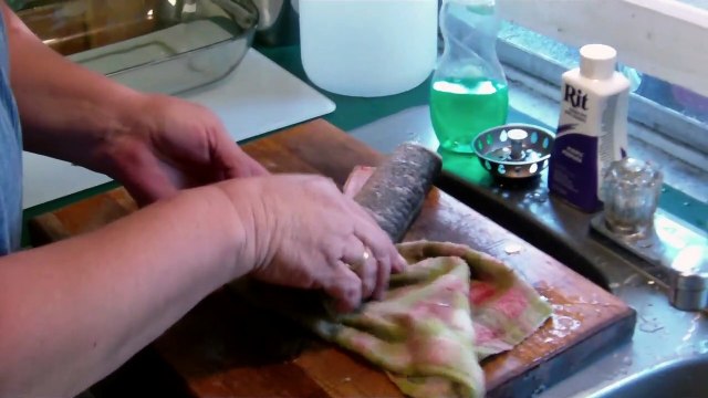 Ce filet de poisson sans tête bouge encore sur la planche à découper... Flippant