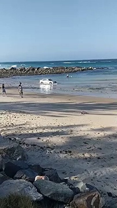 Ce conducteur vient rouler sur la plage et ça finit mal pour lui... Débile
