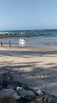 Ce conducteur vient rouler sur la plage et ça finit mal pour lui... Débile