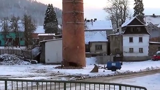 Il veut démolir une cheminée de 50m de hauteur avec un marteau piqueur... Courageux
