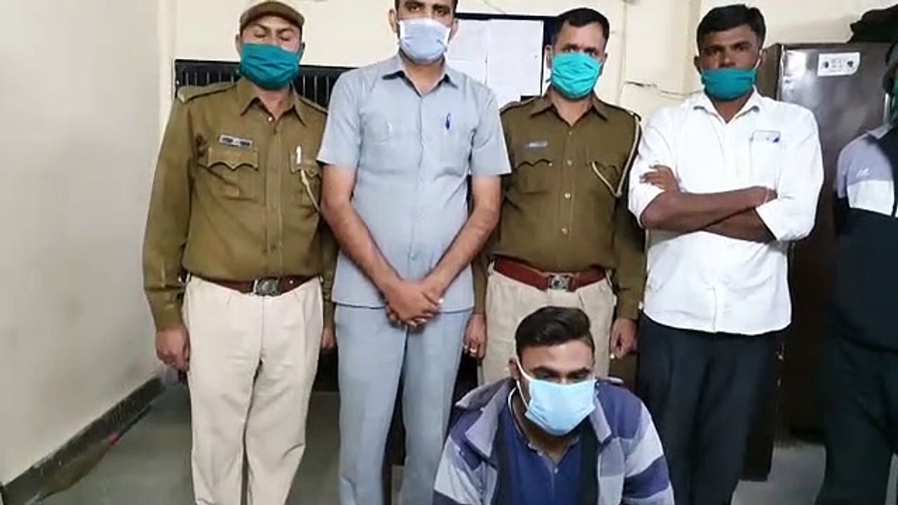 मोबाइल बैकअप से महिला की अश्लील फोटो निकाल ब्लैकमेल का प्रयास