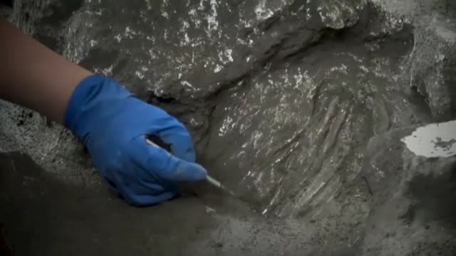 Encuentran y reconstruyen dos cuerpos con sus ropas en Pompeya