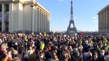 Macron hükümetinin polisleri koruyan yasa tasarısına Paris'te dev protesto