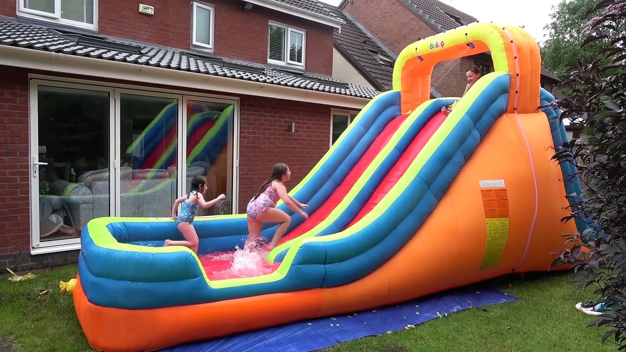 Diversão na Piscina e Brincadeiras das Princesas com Sophia Isabella e Alice Princesas Episódio  (9)