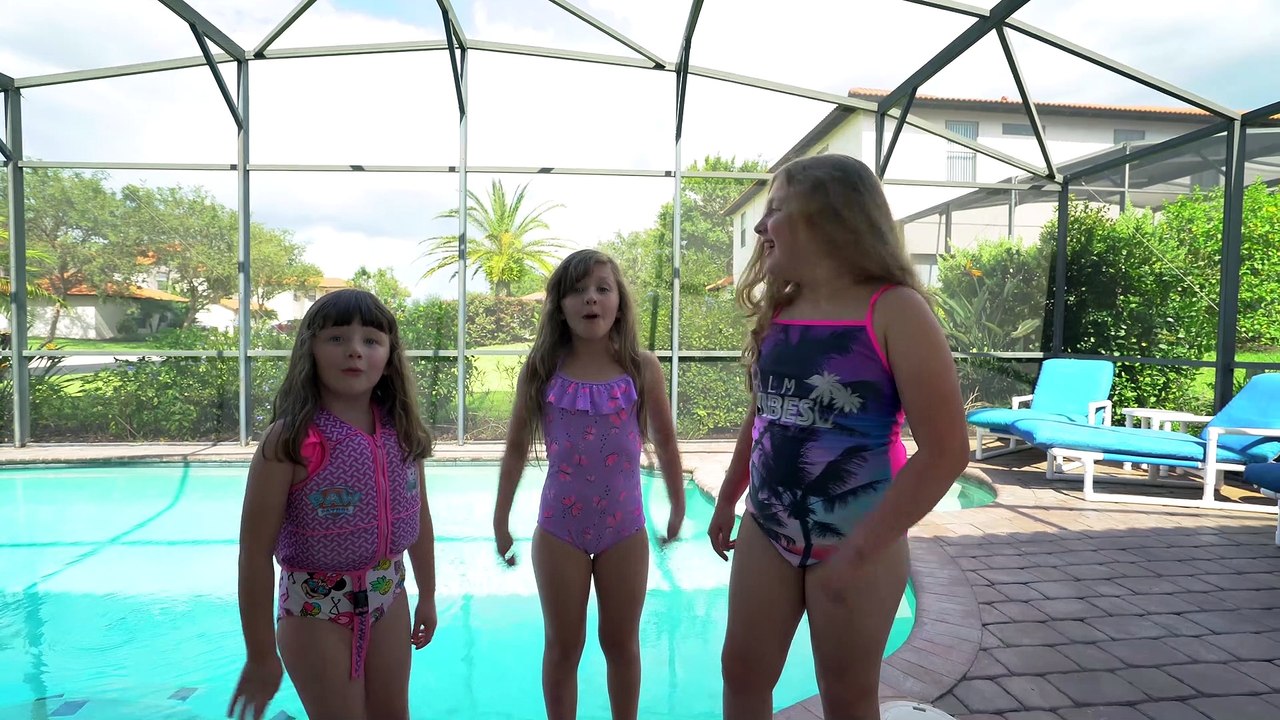 Diversão na Piscina e Brincadeiras das Princesas com Sophia Isabella e Alice Princesas Episódio  (9)