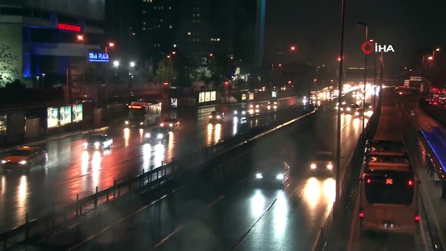 Sokağa çıkma kısıtlaması öncesi metrobüs ve yollarda yoğunluk oluştu