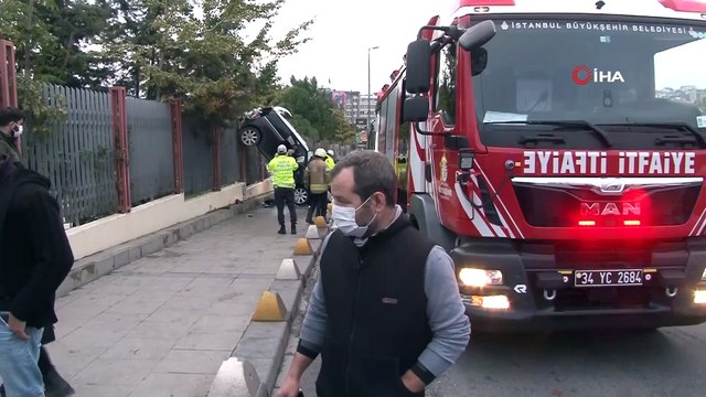 Kadıköy'de feci kazada otomobil asılı kaldı: 1 yaralı