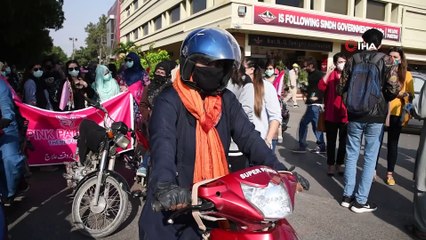 - Pakistan’da motosikletçi kadınlardan konvoy
