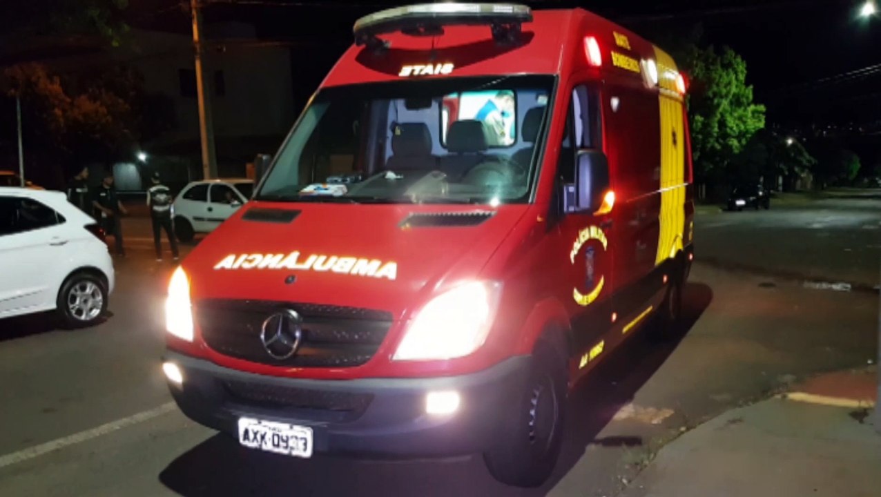 Golf colide contra moto e bate em Gol estaciona...