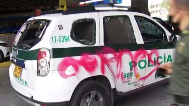 Vándalos destruyeron patrulla de la Policía durante manifestaciones en Bogotá