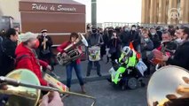 Fransa'da sarı yeleklilerle, güvenlik yasa tasarısı karşıtları gösteri düzenledi