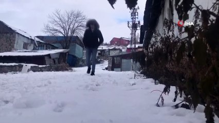 Kars’ta kartopu oynadılar, bidona binerek kaydılar