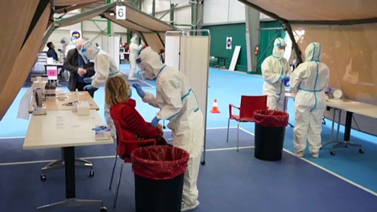 Covid in Europa: Staatstrauer, Proteste, Lockerungen