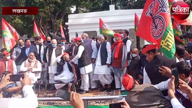 पूर्व मुख्यमंत्री मुलायम सिंह यादव अपने 82वें जन्मदिन पर सपा मुख्यालय पहुंचे