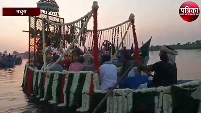 राधा वृन्दावन चंद्र ने किया यमुना जी में नौका विहार